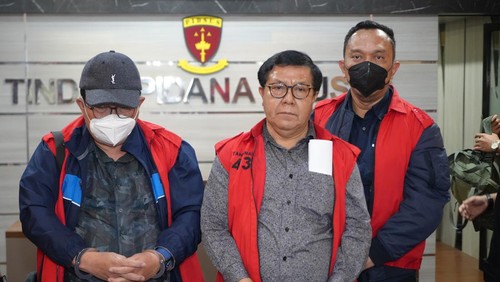 Tiga hakim PN Surabaya yang ditangkap Kejaksaan Agung RI, Erintuah Damanik (tengah), Mangapul (kiri), dan Heru Hanindyo tiba untuk ditahan di Kejaksaan Tinggi Jawa Timur, Jawa Timur, Kamis (24/10/2024) dini hari. Tim gabungan Kejaksaan Agung RI menangkap tiga hakim PN Surabaya yang diduga melakukan tindak pidana korupsi berupa suap dan/atau gratifikasi terkait penanganan perkara tindak pidana umum di PN Surabaya atas nama terdakwa Gregorius Ronald Tannur. ANTARA FOTO/HO-Penkum Kejati Jatim/sgd/tom.