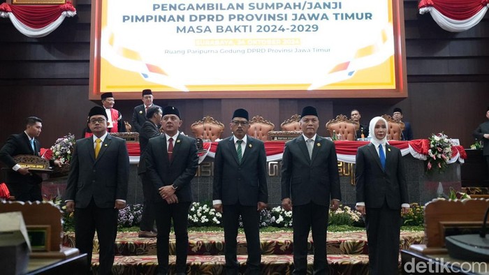 Pengambilan sumpah jabatan pimpinan definitif DPRD Jatim periode 2024-2029.