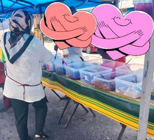 Penjual Nasi Ini Iba Lihat Pria Hanya Makan Nasi Ceker Ayam