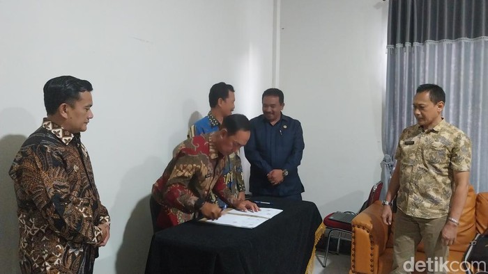 Penyaluran bantuan keuangan parpol di Majalengka.