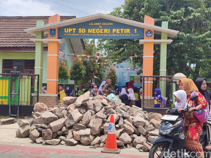 Penyegelan dengan cara uruk batu di SDN 1 Petir, Lebak, Banten. (Bahtiar Rifai/detikcom)