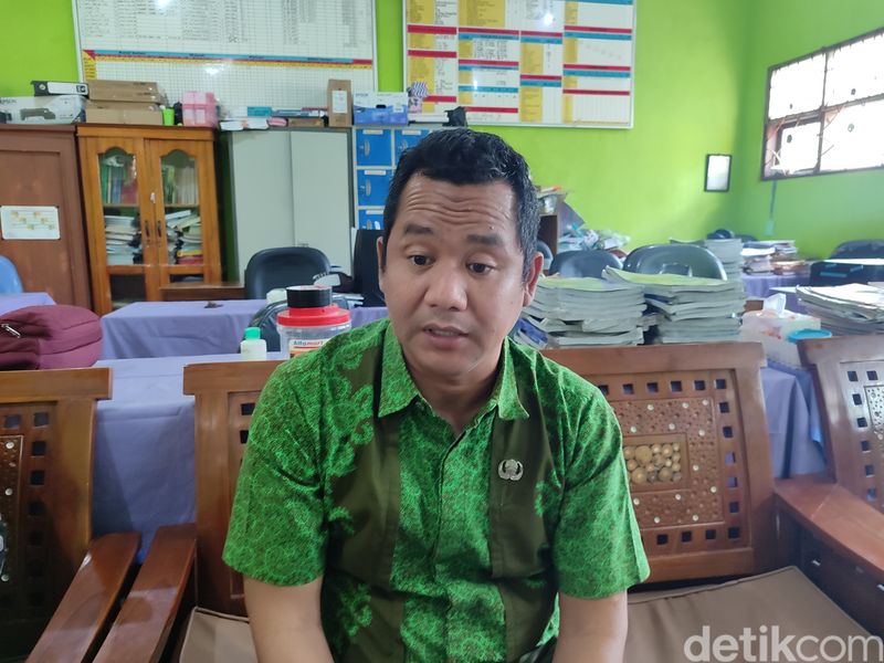 Penyegelan dengan cara uruk batu di SDN 1 Petir, Lebak, Banten. (Bahtiar Rifai/detikcom)