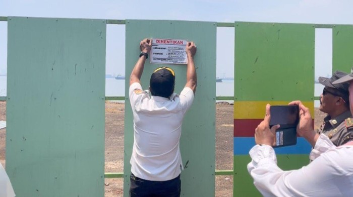 Penyegelan tempat pemotongan kapal di Bangkalan.