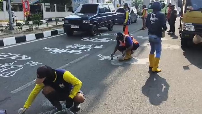 Petugas Dinas PUPR Kota Palembang melakukan pembersihan bekas aksi vandalisme