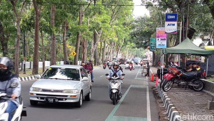 Petugas menjaga area sekitar Akmil Magelang jelang retret kabinet, Kamis (24/10/2024).