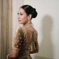 Di acara tersebut Pevita tampil cantik menawan bak wanita India dengan mengenakan lehenga berwarna hijau olive. Lehenga yang dikenakan wanita 32 tahun itu tampak memiliki detail bunga-bunga kecil berwarna merah dan peach. Foto: Instagram/@pevpearce