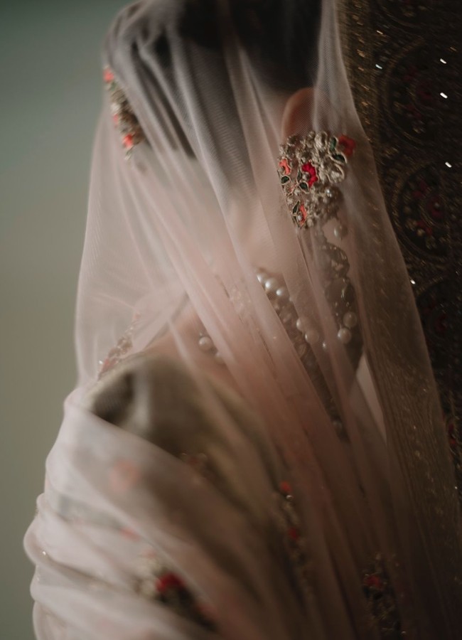 Penampilan Pevita dilengkapi dengan kain panjang menerawang yang bisa dijadikan sebagai kerudung. Kain tersebut juga tampak memiliki motif senada dengan busana yang dikenakannya. Foto: Instagram/@pevpearce