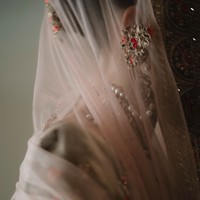 Penampilan Pevita dilengkapi dengan kain panjang menerawang yang bisa dijadikan sebagai kerudung. Kain tersebut juga tampak memiliki motif senada dengan busana yang dikenakannya. Foto: Instagram/@pevpearce