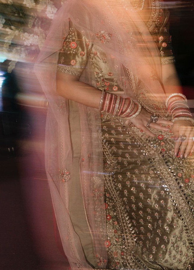 Menjelma jadi bak wanita India, Pevita juga mengenakan beragam aksesori khas wanita India untuk melengkapi penampilannya. Seperti dalam foto terlihat Pevita mengenakan gelang keroncong India serta cincin-cincin berukuran cukup besar sebagai pelengkapnya. Foto: Instagram/@pevpearce