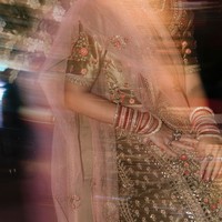 Menjelma jadi bak wanita India, Pevita juga mengenakan beragam aksesori khas wanita India untuk melengkapi penampilannya. Seperti dalam foto terlihat Pevita mengenakan gelang keroncong India serta cincin-cincin berukuran cukup besar sebagai pelengkapnya. Foto: Instagram/@pevpearce