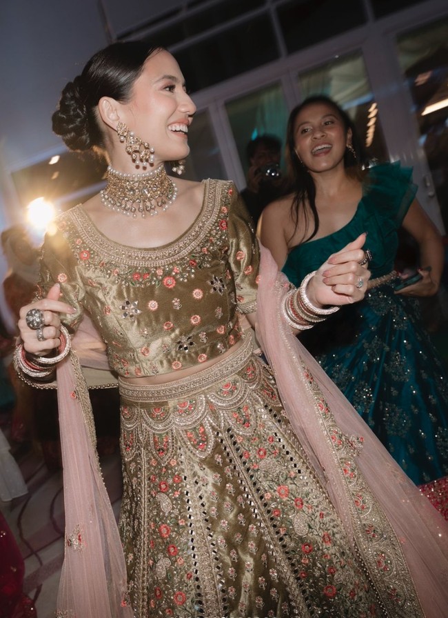 Pevita juga mengenakan anting dan kalung India yang membuat penampilannya kian menawan. Diketahui suami Pevita, Mirzan Meer sendiri memang merupakan salah satu pengusaha di Malaysia yang memiliki darah keturunan India. Foto: Instagram/@pevpearce