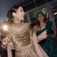 Pevita juga mengenakan anting dan kalung India yang membuat penampilannya kian menawan. Diketahui suami Pevita, Mirzan Meer sendiri memang merupakan salah satu pengusaha di Malaysia yang memiliki darah keturunan India. Foto: Instagram/@pevpearce