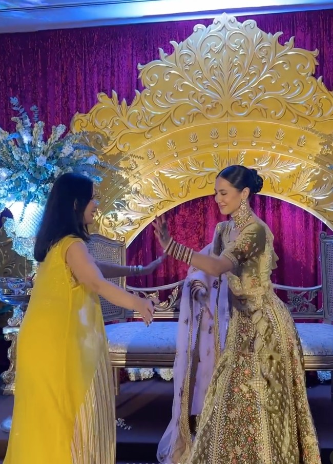 Potret Pevita saat menari bersama salah satu tamu undangan yang hadir. Hampir sama dengan akad dan resepsi pernikahannya, acara malam berinai Pevita juga digelar intim dengan hanya dihadiri oraang-orang terdekat. Foto: Instagram/@pevpearce