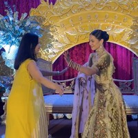 Potret Pevita saat menari bersama salah satu tamu undangan yang hadir. Hampir sama dengan akad dan resepsi pernikahannya, acara malam berinai Pevita juga digelar intim dengan hanya dihadiri oraang-orang terdekat. Foto: Instagram/@pevpearce