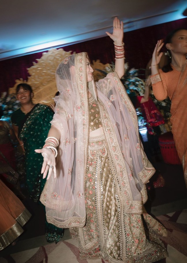 Bersama para hadirin yang juga mengenakan busana tradisional India, Pevita tampak asik menari. Pesona Pevita di acara malam berinai tersebut pun tampak begitu terpancar dengan riasan natural dan lipstik nude. Foto: Instagram/@pevpearce