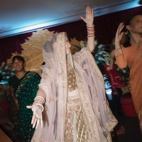 Bersama para hadirin yang juga mengenakan busana tradisional India, Pevita tampak asik menari. Pesona Pevita di acara malam berinai tersebut pun tampak begitu terpancar dengan riasan natural dan lipstik nude. Foto: Instagram/@pevpearce