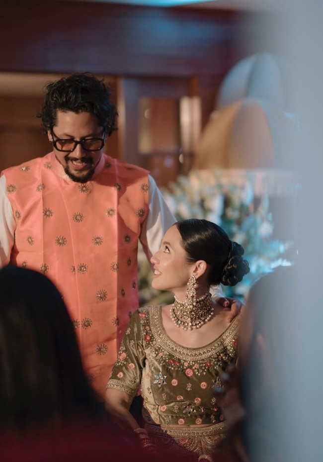 Dari foto yang dibagikan terlihat kakak Pevita yang juga baru kembali menikah, Keenan Pearce turut hadir di hari spesial adiknya tersebut. Keenan juga hadir dengan mengenakan busana ala pria India. Foto: Instagram/@pevpearce