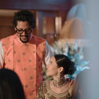 Dari foto yang dibagikan terlihat kakak Pevita yang juga baru kembali menikah, Keenan Pearce turut hadir di hari spesial adiknya tersebut. Keenan juga hadir dengan mengenakan busana ala pria India. Foto: Instagram/@pevpearce