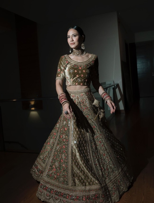 Pevita Pearce resmi dinikahi oleh Mirzan Meer pada Minggu (21/10/24). Sebelum menikah rupanya Pevita sempat menggelar acara malam berinai. Foto-foto acara malam berinai Pevita itu kini baru terungkap usai diunggahnya ke Instagram. Foto: Instagram/@pevpearce