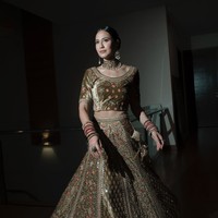 Pevita Pearce resmi dinikahi oleh Mirzan Meer pada Minggu (21/10/24). Sebelum menikah rupanya Pevita sempat menggelar acara malam berinai. Foto-foto acara malam berinai Pevita itu kini baru terungkap usai diunggahnya ke Instagram. Foto: Instagram/@pevpearce