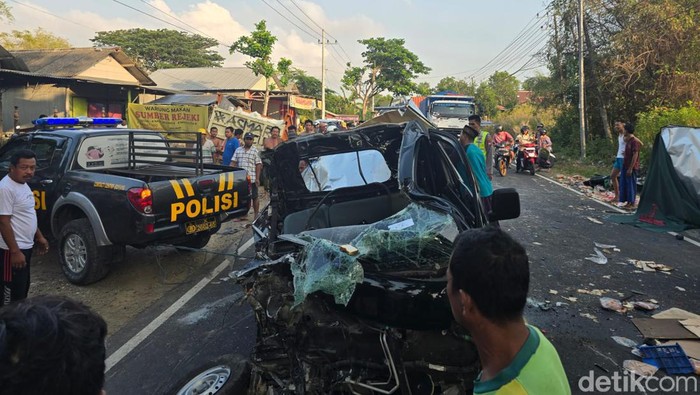 Pikap Bermuatan Roti Adu Banteng dengan Truk di Sampang