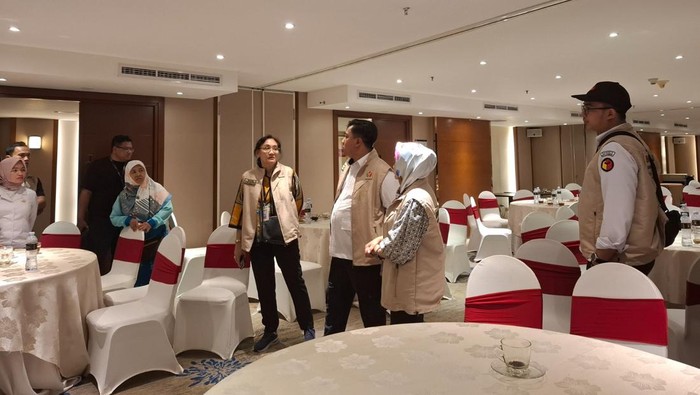 Tangkapan layar memperlihatkan petugas Bawaslu Kota Semarang mendatangi lokasi pertemuan sejumlah kepala desa saat patroli di masa kampanye Pilkada di salah satu hotel di Semarang, Rabu (23/10/2024).
