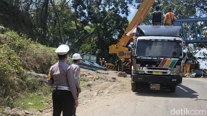 Polisi memantau material elevated Tompo Ladang.