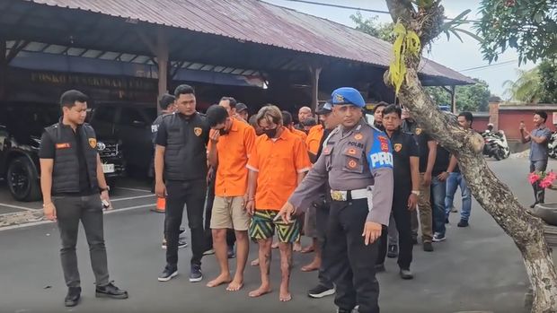 Polisi menangkap 10 tersangka penganiayaan buruh proyek asal NTT di Gianyar. Korban bernama Dedianus dianiaya hingga tewas.