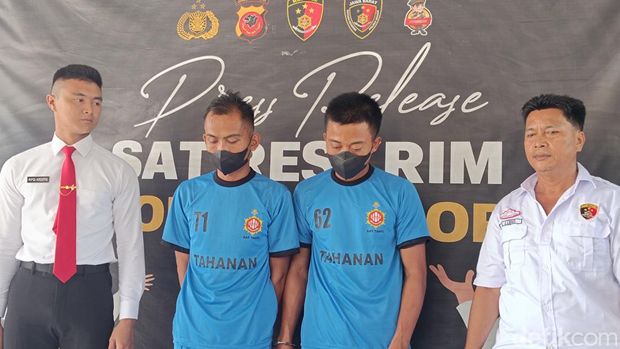 Polisi menangkap 2 begal, Ajum Jumadi dan Rian, yang membunuh pria yang mau menjemput putrinya di Bogor. Dua pelaku dihadirkan dalam jumpa pers. (Rizky AM/detikcom)