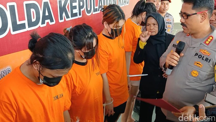 Polisi menangkap 4 waria yang promosikan Judi online di Batam.(Foto: Alamudin Hamapu/detikSumut).