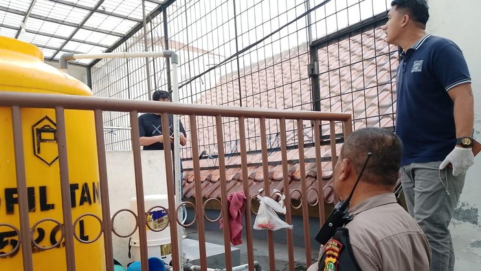 Polisi mengecek lokasi temuan mayat wanita dalam toren air di Kelapa Gading, Jakarta Utara.
