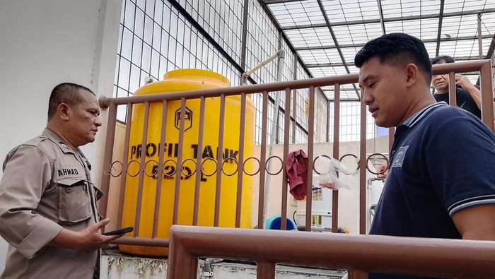 Polisi mengecek lokasi temuan mayat wanita dalam toren air di Kelapa Gading, Jakarta Utara.