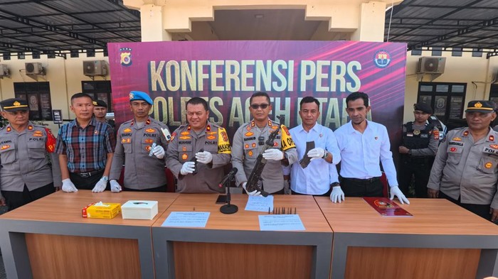Polisi menunjukkan senpi AK-56, satu pistol rakitan serta 10 amunisi sisa konflik yang diserahkan warga Aceh Utara, Aceh. (dok. Polres Aceh Utara)