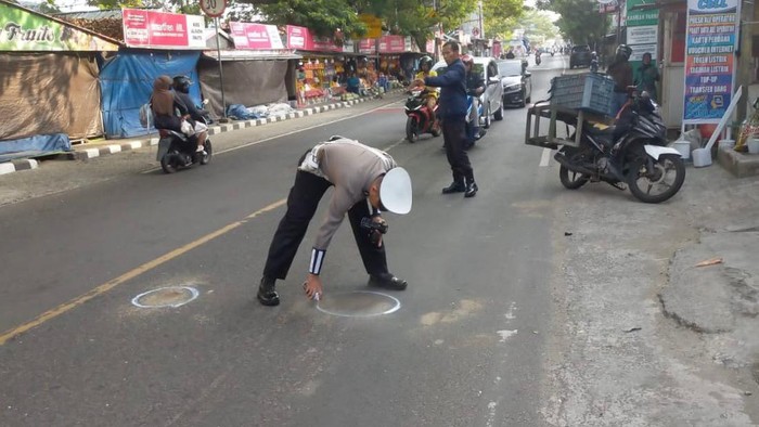 Polisi olah TKP, mobil tabrak lari lansia di Parepare.