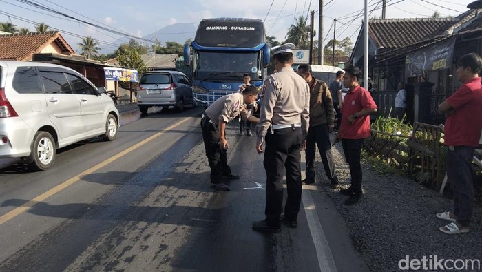 Polisi saat melakukan olah TKP kecelakaan di Sukabumi