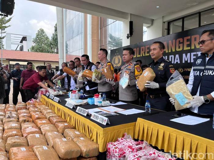 Polres Metro Tangsel menangkap 15 tersangka pengedar narkoba jaringan nasional dan internasional. Total barang bukti narkoba yang disita senilai Rp 77 miliar. (Diah Puspaningrum/detikcom)
