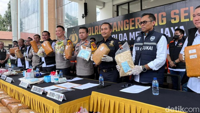 Polres Metro Tangsel menangkap 15 tersangka pengedar narkoba jaringan nasional dan internasional. Total barang bukti narkoba yang disita senilai Rp 77 miliar. (Diah Puspaningrum/detikcom)