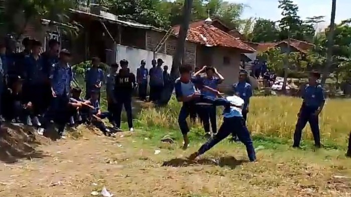 Potongan video duel anak SMP di Garut