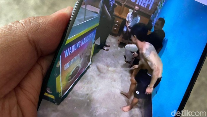 Potongan video viral pencuri di Bandung tertangkap basah dan dihukum menyapu lantai oleh warga.
