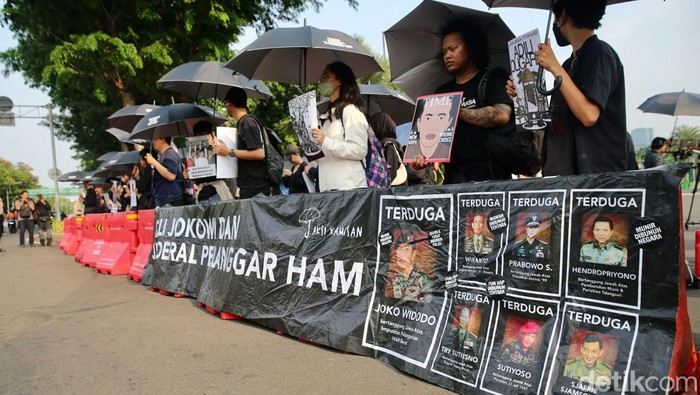 Sejumlah aktivis Jaringan Solidaritas Korban untuk Keadilan mengikuti Aksi Kamisan ke-837 di seberang Istana Merdeka, Jakarta, Kamis (24/10/2024).