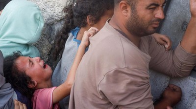 Potret Gadis Kecil Palestina Menangis Saat Antre Roti