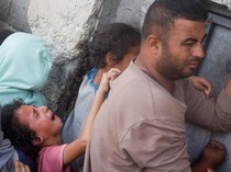 Potret Gadis Kecil Palestina Menangis Saat Antre Roti