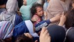 Potret Gadis Kecil Palestina Menangis Saat Antre Roti