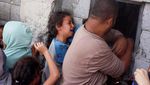 Potret Gadis Kecil Palestina Menangis Saat Antre Roti