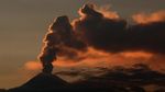 Potret Gunung Popocatepetl di Meksiko Muntahkan Abu Vulkanik