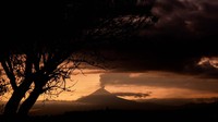 Diperkirakan 25 juta orang tinggal dan menetap dalam radius 60 mil dari gunung berapi.