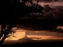 Potret Gunung Popocatepetl di Meksiko Muntahkan Abu Vulkanik