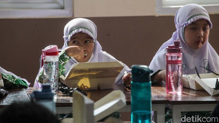 Presiden Prabowo Subianto menjadikan makan bergizi gratis jadi program kerja unggulannya. Uji coba hari ini digelar di sekolah swasta Jakarta.