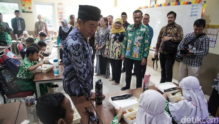 Potret Uji Coba Makan Bergizi Gratis di SD Swasta Jakarta Presiden Prabowo Subianto menjadikan makan bergizi gratis jadi program kerja unggulannya. Uji coba hari ini digelar di sekolah swasta Jakarta.