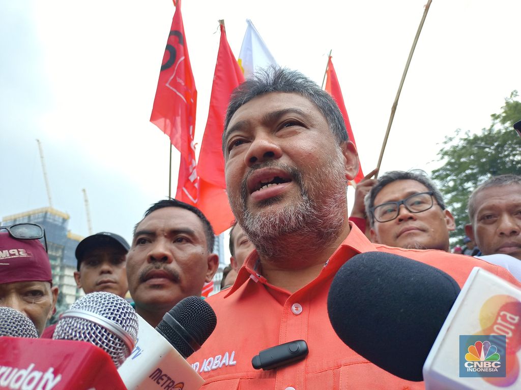 Presiden KSPI yang juga Presiden Partai Buruh, Said Iqbal saat ditemui wartawan di lokasi aksi unjuk rasa, di Patung Kuda MONAS Jakarta, Kamis (24/10/2024). (CNBC Indonesia/Martyasari Rizky)